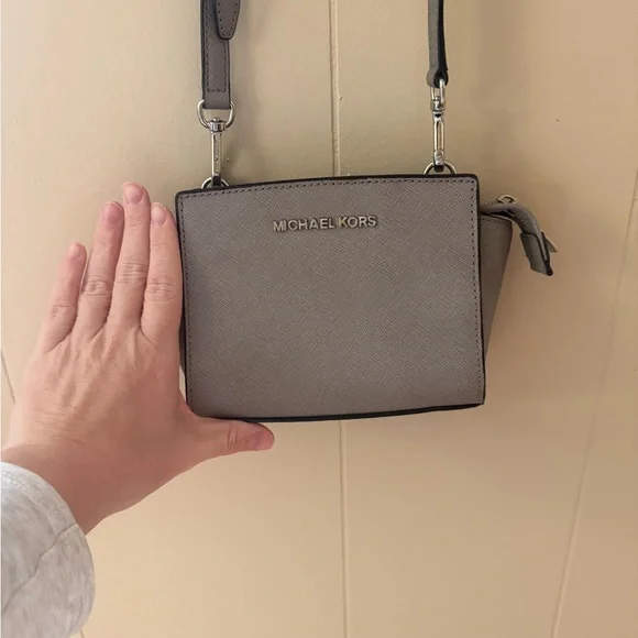 Michael Kors Elegant Gray Crossbody Bag - Picture 5 of 5